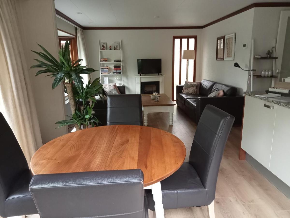 Roodborstje 4 persoonschalet Putten Exterior foto